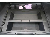 ラゲージスペースには床下収納を装備。トレイは外せるので汚れても掃除しやすいですよ。トレイはスライドもできるのでサブトランクとして使用するのはもちろん、背の高い荷物を積み込み時にも活躍してくれます。