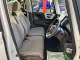 運転席のシートの高さを調節できるシートリフター機能が備わっています。身長の低い女性や広い視野を確保したい場合に役立ちます!車は一人一人の大切な空間!快適で、かつ安全なドライブを楽しみたいですね♪