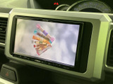 停車中にはモニターでテレビ映像を視聴でき、休憩時間など車内で過ごすひとときに活用できます。画面が見やすく、操作メニューも周囲にまとめられていて便利です。