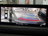 360度ビューカメラを搭載。4方の小型カメラの映像を処理し、車両真上からの映像に変換しています。