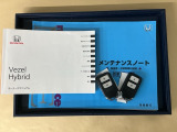 メンテナンスノート【点検整備記録簿・保証書】、取説も揃ってます。スマートキーはバッグなどにしまったままボタン操作でエンジン始動・停止やハイブリッドシステムの起動や停止ができて大変便利です