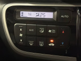 温度設定のみセットして頂ければ、車外気温に合わせて車内の温度を快適に保ってくれるオートエアコン機能付き!