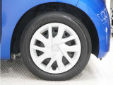 ◆純正ホイール装着車◆シンプルなデザインのホイールキャップ付きです。