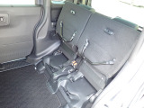 ◆チップアップ&ダイブダウン機構付【ULTR SEAT】は後席座面を左右分割で跳ね上げることができます。トランクで積載できない背の高い荷物をラクラク収納できます。ホンダ車ならではの人気装備です。