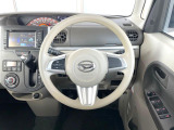 インテリアに合わせたデザインのステアリングは、運転される方のことも考え、運転しやすい形状、大きさです。是非一度、実際に触ってお確かめください。
