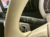 前後のワイパーに関する表示がレバーにまとめられ、設定を確認しながら操作しやすい仕様です。手元で必要な操作を行えるため、天候が変わる場面でも視界確保をサポートします。