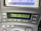 【オートエアコン】一度お好みの温度に設定すれば、車内の温度を検知し風量や温度を自動で調整。暑い&hellip;寒い&hellip;と何度もスイッチ操作をする必要はありません。快適な車内空間には必須の機能ですね♪