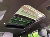 スライディングパノラミックルーフは車の屋根に設けられた開閉可能なガラス窓です。車内に光を採り入れて開放感を高め、換気も効率的に行えます。