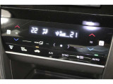 フルオートエアコンが装備されています!お好みの温度設定をするだけでエアコンの風量やモードの切り替えを自動でコントロールしてくれます!ユーザーの操作が少なく燃費走行にもつながります!