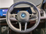 【ハンドル】ドライバーとBMW車の一体感がダイレクトに伝わるステアリングホイール。形状・太さへの拘りに加えて、操作性を高める為にスイッチ類も配置。クイックかつ安定のドライビングを体感下さい!