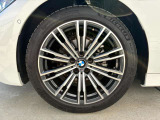 BMW純正アルミホイールです。納車時にはアルミホイールコーティングも承っております!是非ご検討下さいませ。