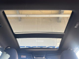 【大型サンルーフ】車内の解放感が一気に上がる大型のパノラマルーフ!季節を問わず開放的で快適なドライブをお楽しみいただけます。流通量も少なく希少価値の高い人気の装備です♪