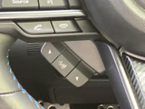 ステアリング下部にも表示切り替えに関するスイッチを配置し、運転席で手元を確認しながら操作できます。ボタンの位置がまとまっているため、必要な項目を探しやすいのもポイントです。