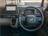 運転席周りです。カップホルダーや小物の収納などは必須ですよね!!使い勝手の良いつくりになっております!!