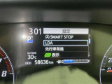 レーンディパーチャーアラートとは車線または走路からの逸脱の可能性を警告すると共に、車線または走路からの逸脱を避けるためのハンドル操作の一部を支援する機能です。詳細は販売店スタッフまでおたずねください。