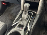 【電動パーキングブレーキ】条件を満たした場合に従来のパーキングボタンやレバーを引かなくてもパーキングに自動的に入り、発進状態の条件を満たした場合には自動でパーキングブレーキが解除されます