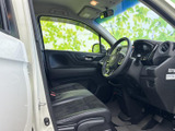 運転席まわりまで見渡しやすく、前席に座ったときの視界もすっきりしています。黒を基調にした落ち着いた室内で、座面にはゆとりがあり、毎日の移動をリラックスして過ごせる空間です。