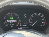速度やエンジン回転数、燃料残量などを運転席から確認しやすい配置です。中央の表示部にも情報がまとまり、日々の運転前の確認に役立ちます。