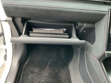 シンプルなグローブボックス。車検証などを収納しておくことが出来ます。