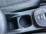 運転席と助手席の間にドリンクホルダーがあります