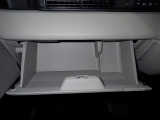 大型のグローBOXが装備されています。よく使うアイテムの収納に便利です、欲しい時にすぐに取り出せます♪