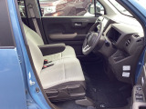 ゆったり、しっかりと座れるシートに運転席は高さ調節可能なハイトアジャスター付き!シート位置の前後と高さ、ハンドルの上下調節で自分にあった最適なポジションを見つけることができます!