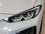【LEDヘッドライト】先進のLEDテクノロジーを採用。放射される白色光の周波特性は太陽光に近く、バイキセノン・ヘッドライトを上回るコントラストで更に明るく輝きます!