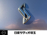 スカイラインを象徴するエンブレム。ボディに映える存在感が魅力です。