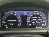 速度や燃料の情報、走行に関する表示がまとまり、運転中も必要な情報をひと目で確認しやすいメーターです。文字や目盛りが見やすく、状況把握をサポートします。