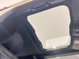 【ガラスルーフ】ガラスルーフ搭載で車内の解放感が一気にアップ!開放的なドライブをお楽しみいただけます。