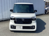 LEDヘッドライトは、本当に明るくて安全です。暗い夜道からお客様を守ってくれます。運転しやすいですし、自慢にもなるかも?黄色いハロゲンライトと見比べてください。