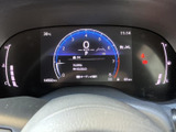 中央の表示部に速度や時刻、外気温などの情報がまとまり、運転中に必要な項目を確認しやすい配置です。左右にも各種表示があり、走行前の車両情報チェックに役立ちます。