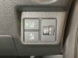 ハンドルの右側にはヘットライトリベライザーとHondaセンシング用のメインスイッチがついています。ヘッドライトリベライザーは道路状況や積荷の加重に応じてライトの高さを調節できます。