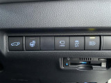 【 パワーバックドア 】荷物を抱えた状態でもスイッチ操作によるリアゲートの開閉が可能です☆お買い物時やアウトドアの際に役立ちますね♪//