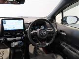 スポーティな運転席回りとなります。