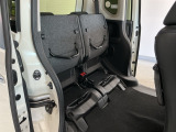 リアシート座面を持ち上げると、背の高い荷物を積むのに便利なトールモードに変身します!多彩なシートアレンジで使い勝手良好!