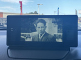 画面ではテレビ番組を表示でき、停車中のひと休みに映像を楽しめます。操作メニューも備わり、目的に合わせた利用が可能です。ご使用の際は周囲の安全にもご配慮ください。