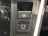 HOLD機能付きの電動パーキングブレーキ。HOLD機能を使用すると、信号待ちなどでフットブレーキから足を放しても、車は動かずそのまま停車してくれます。ドライブなど足が疲れた時には便利な機能です。