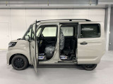 運転席後ろのみパワースライドドアとなっております