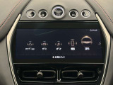 【スマートフォン連携】AppleCarPlayおよびAndroid Autoの有線接続に対応。お持ちのスマートフォンの接続でナビゲーションや音楽再生、ハンズフリー通話等の便利なアプリを車載ディスプレイで操作できます。