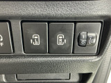パワースライドドアの開閉はスマートキーのリモコンやドアノブは勿論、運転席側のスイッチ操作でも開閉ができ、安全・簡単です