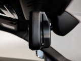 BMWではルームミラーの裏側にETCの車載器が内蔵されており、別途で車載器の購入必要なしで非常にスマート。皆様が驚かれるポイントのでもあります