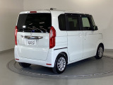 スライドドアは通常のドアに比べて、車のボディーに対し平行に開閉し、開けてもスペースを取りません。出入り口が大きいドアはお子様のいるご家庭はもちろん、混んだ駐車場でも大活躍です!