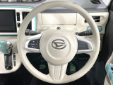 インテリアに合わせたデザインのステアリングは、運転される方のことも考え、運転しやすい形状、大きさです。是非一度、実際に触ってお確かめください。