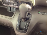 インパネシフトを採用しているので、前席の足元も広々としています。運転席と助手席の行き来もスムーズです!