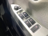 【電動格納ミラー】サイドミラーは電動格納式となっており、狭い駐車場でもキズがつくリスクを抑えられます。