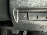 電動式バックドアです。 荷物を持ったままでもボタン一つで自動的に開け閉めできるので便利ですよ。 挟み込み防止機能も付いていますのでお子様の手や荷物を挟み込むのを防いでくれますよ。