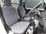 運転席のドアを開け中に乗り込んだイメージです☆