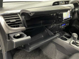 車検証や取扱説明書などをすっきり収納できる、助手席前の便利なグローブボックスです。