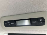 オートエアコン付いてます。温度調整・風量調整も自動でしてくれますから想像以上に便利な装備なんです!